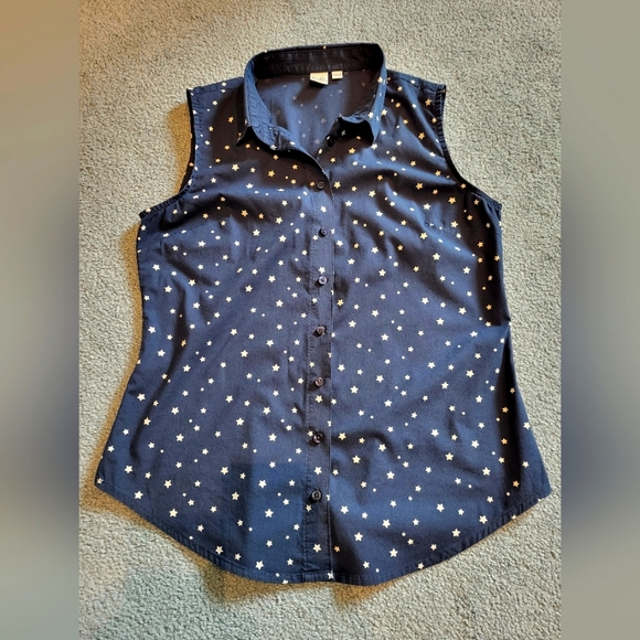 Sleeveless button up - Picture 1 of 7